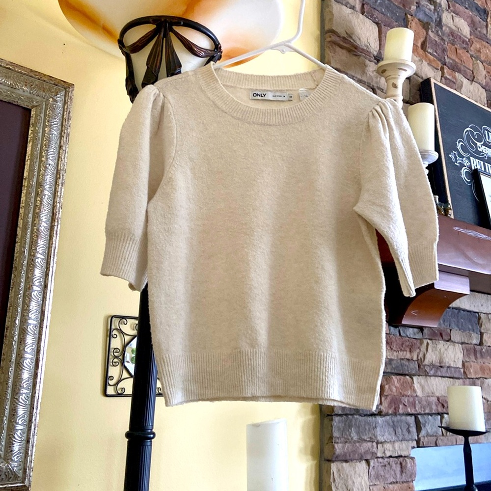 Beautiful sweater. Gently worn. Sand color, soft to touch